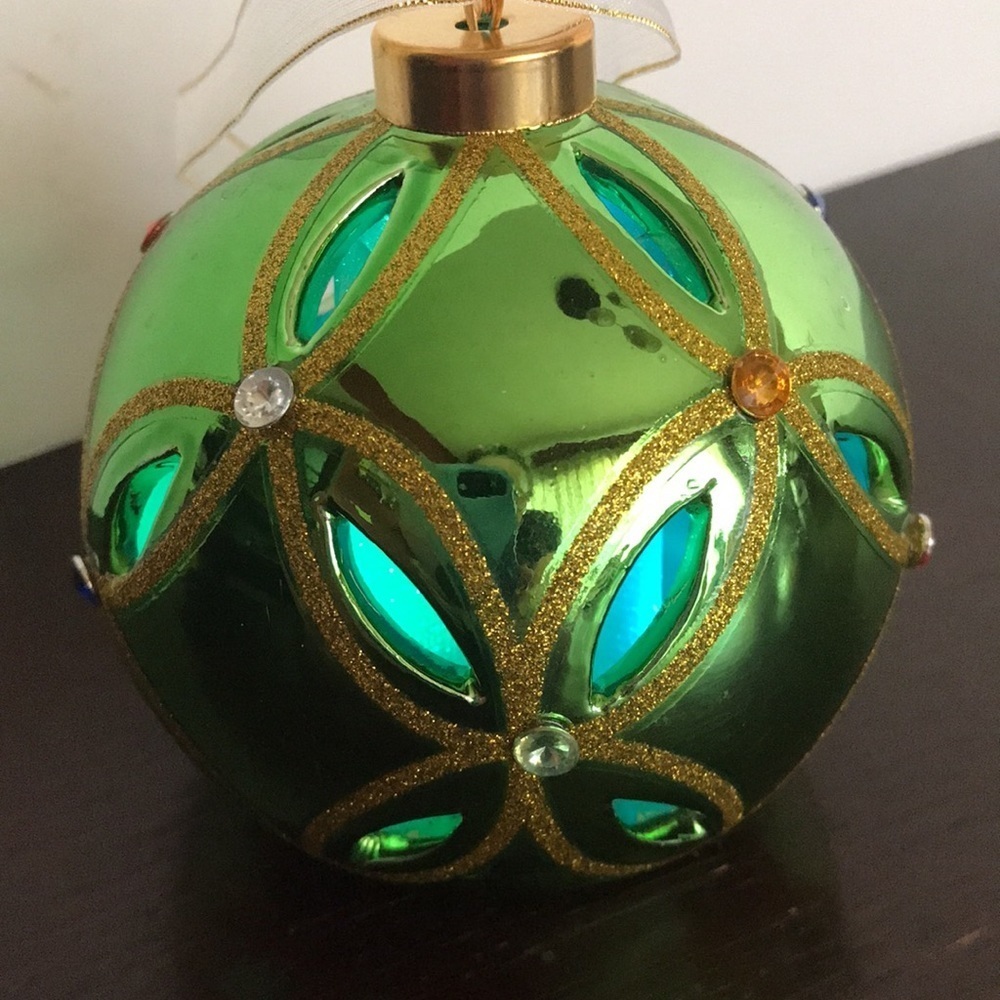 Color-changing holiday decor lighted bulb - Picture 9 of 10